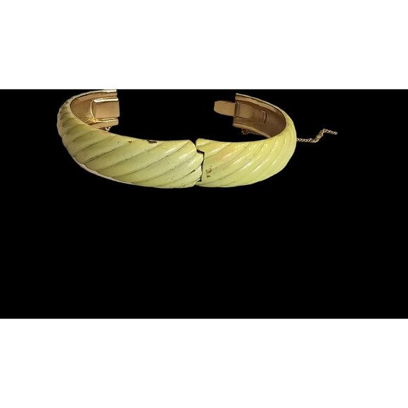 TRIFARI CANARY YELLOW ENAMEL HINGED BANGLE BRACELET 1960s Vintage 7" EUC RARE - Picture 5 of 16